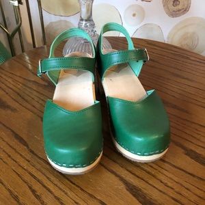 Sandgrens Kelly Green wooden high heel clog